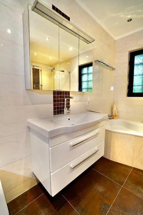 Schoenbrunn Villa Zm Vienna Apartment
